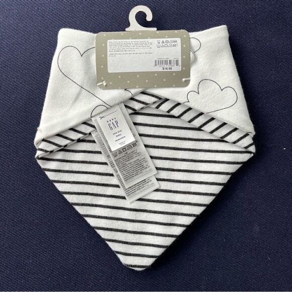 NEW Baby Gap First Favorites Soft Gender Neutral Black and White 2 Piece Bib Set - Picture 2 of 7